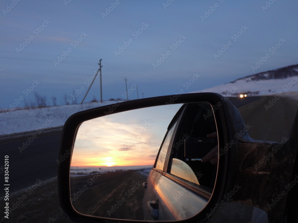 Закат в боковом зеркале автомобиля