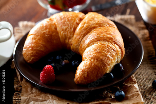 Buttercroissant mit erdbeer marmelade 