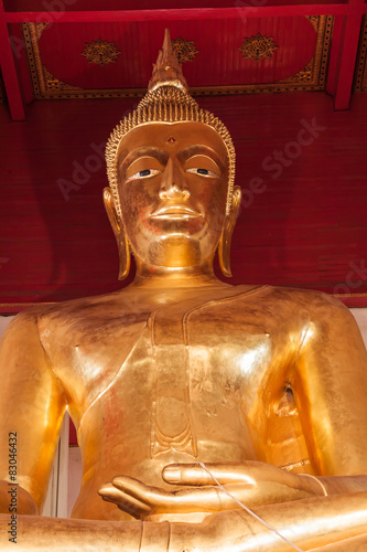 Foto The golden Buddha statue in Thai temple, Ayutthaya Province Thai