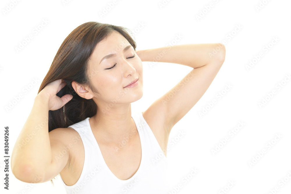 ヘアケアをする女性