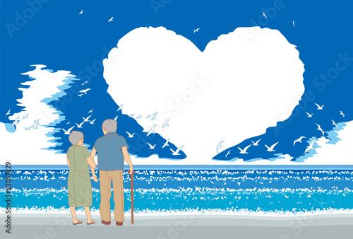 昼間の夏の海、ハートの雲、そして幸せな老夫婦