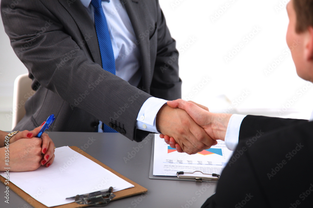 Obraz premium Business people shaking hands, finishing up a meeting