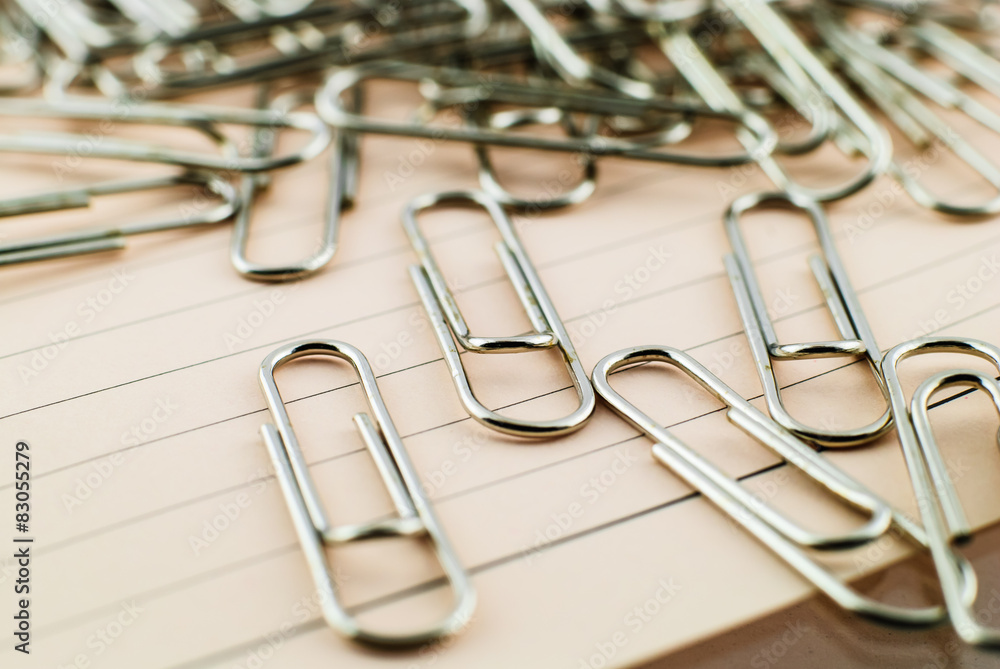 Fototapeta premium Paper clip and pink paper