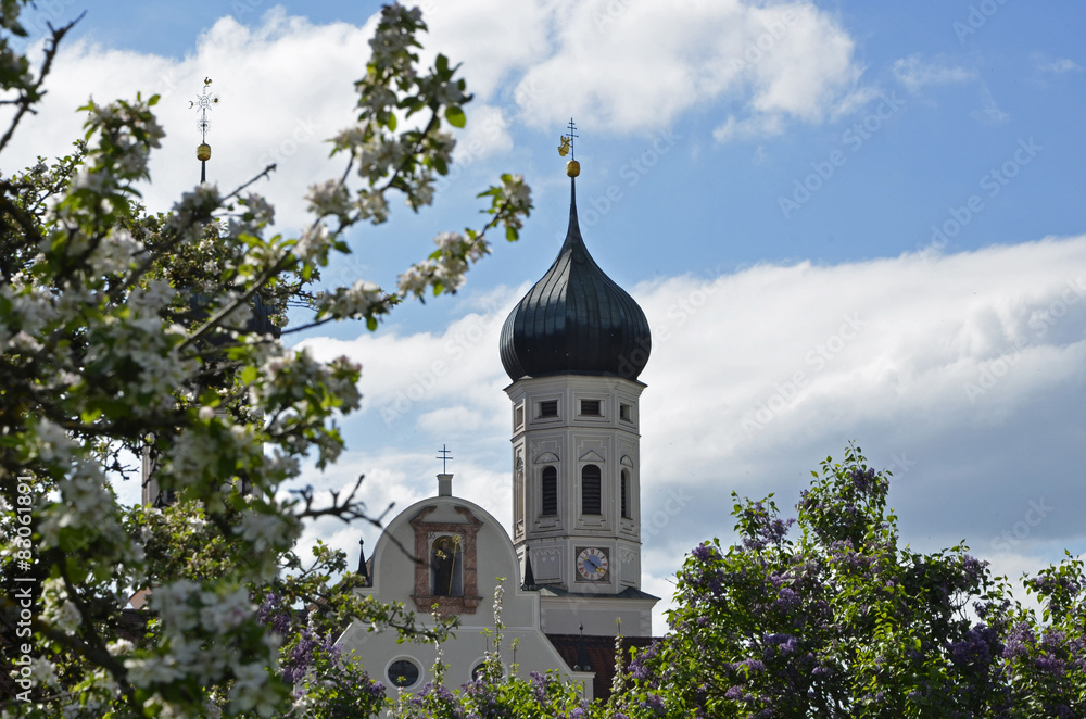 Baumblüte beim Kloster Benediktbeuern Baumblüte beim Kloster Benediktbeuern