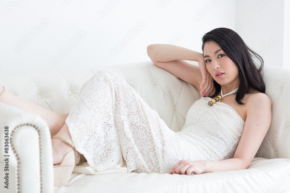 白いドレスの女性 白いドレスの女性