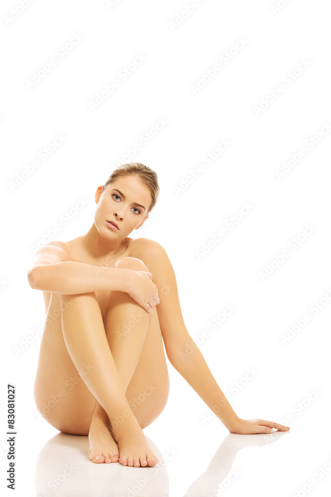 Obraz premium Nude woman sitting on the floor