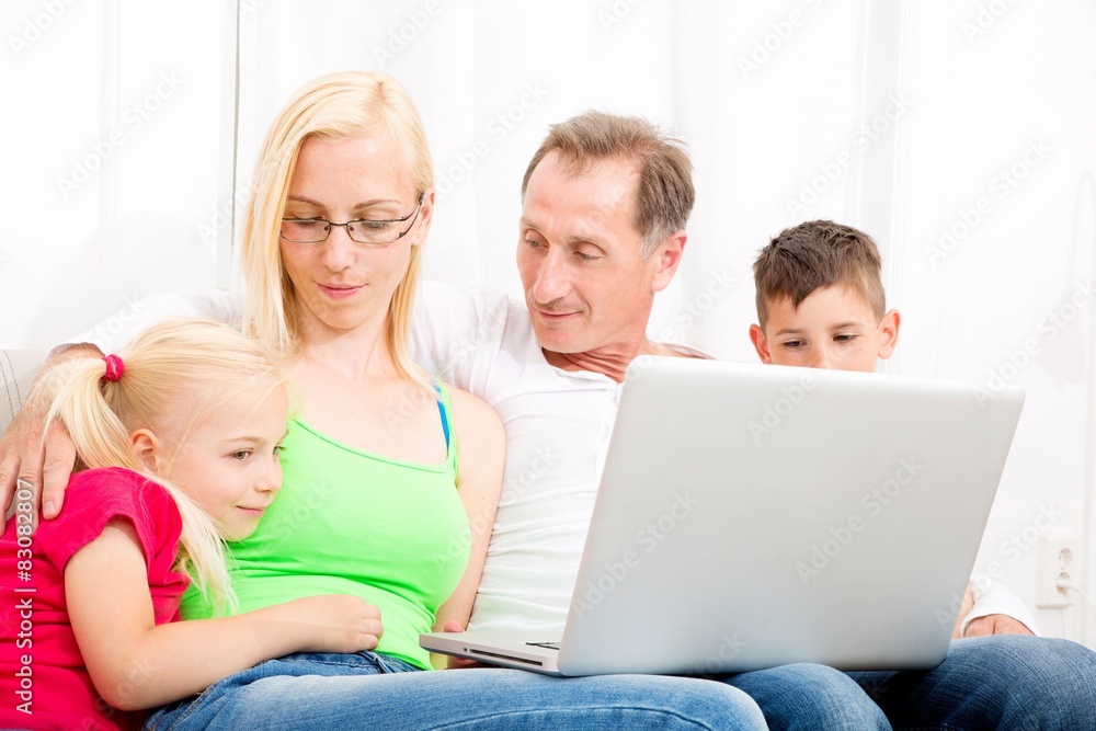 Familie vorm Laptop      