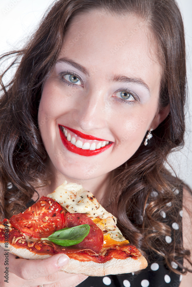 Frau mit Pizza und lacht Nahaufnahme