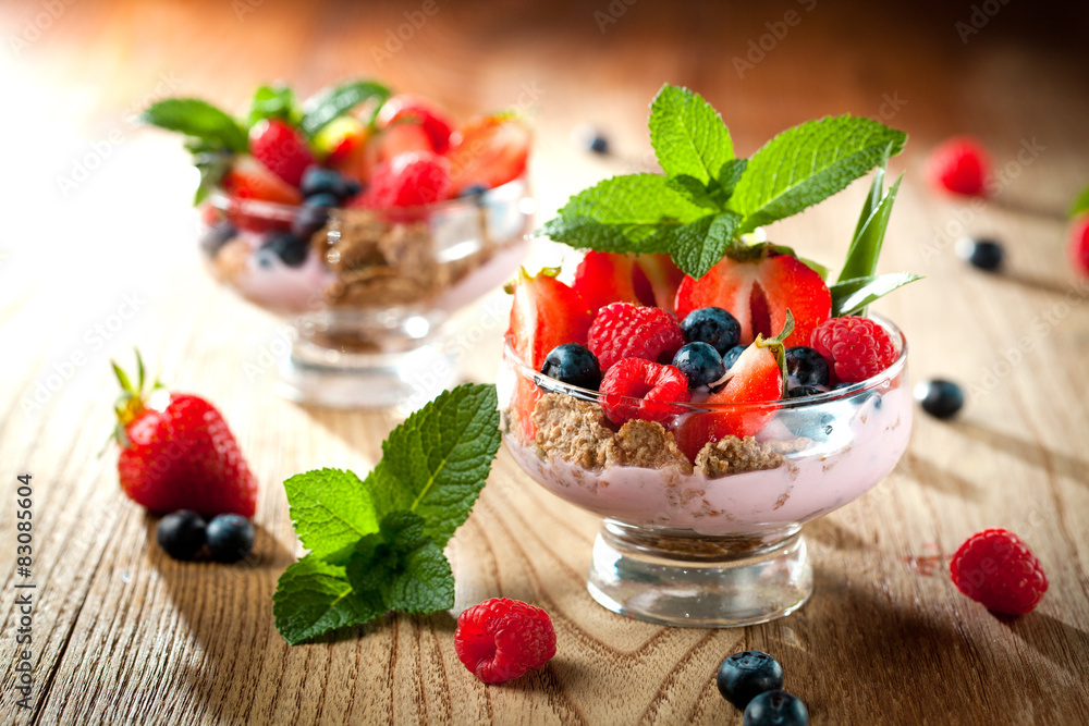 Frische beeren mit müsli und jougurt Frische beeren mit müsli und jougurt