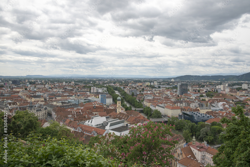 Blick über Graz mit Kunsthaus und Mur
