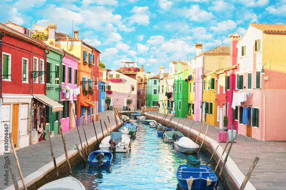 Naklejka premium Wąski kanał i kolorowe domy w Burano, Włochy.