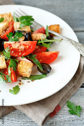 Summer salad with tomatoes and arugula