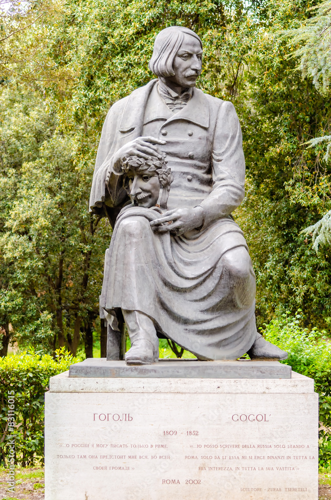 Obraz premium Bronze statue of Nikolai Vasilievich Gogol in Villa Borghese Par