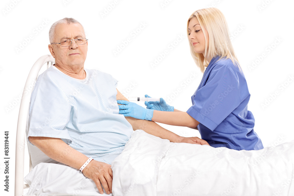 Obraz premium Female doctor giving an injection to a mature patient