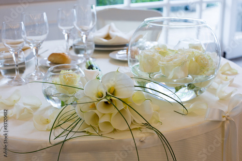 Fiori bianchi su tavolo apparecchiato per pranzo di nozze photo