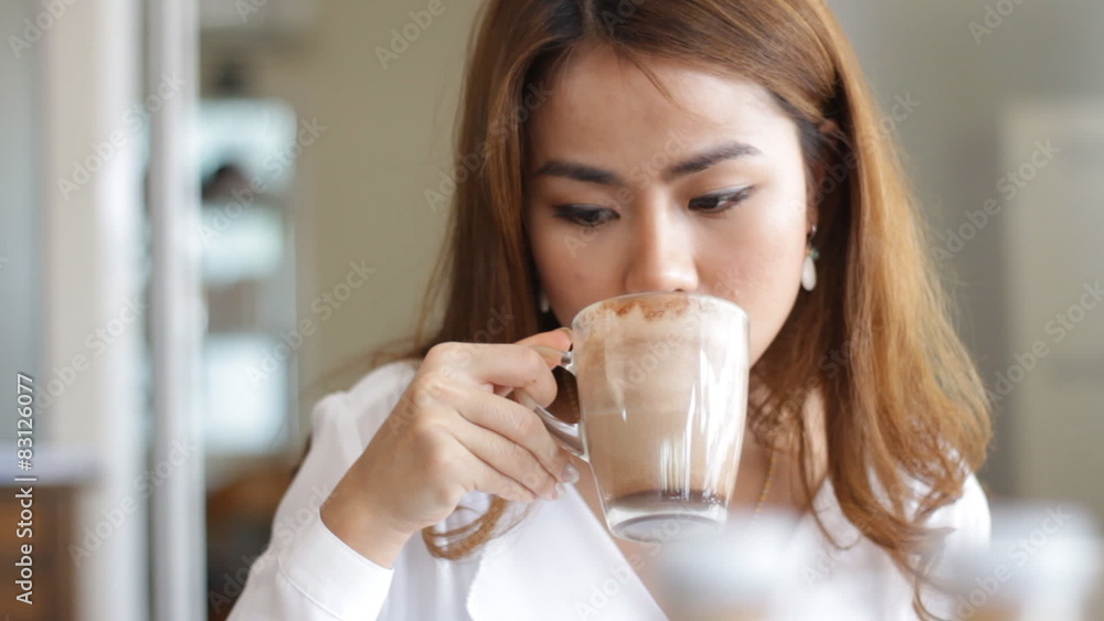 Beautiful woman reading newspaper in coffee shop
Beautiful woman reading newspaper in coffee shop