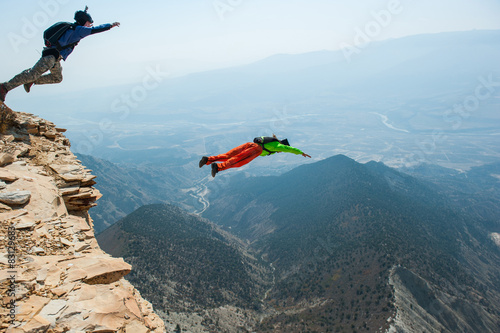 Бэйс-джамперы прыгают со скалы в Колорадо (США)