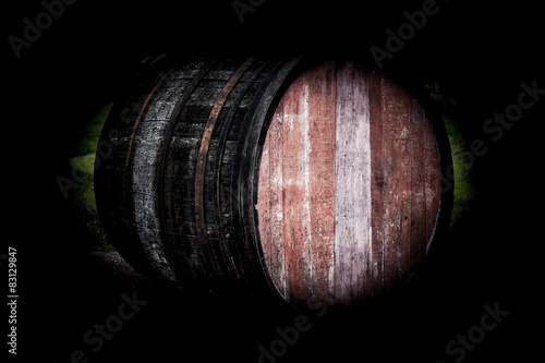 Altes Weinfaß vor Dunklem Hintergrund