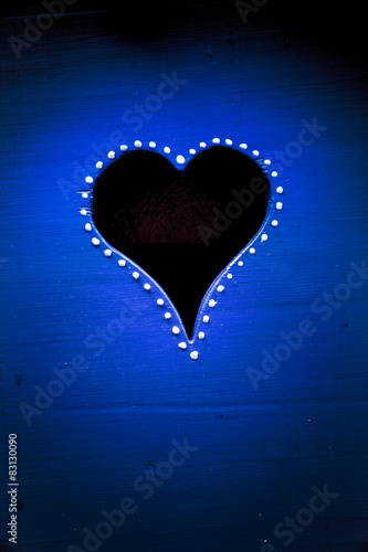 Blaues Herz im Fensterladen