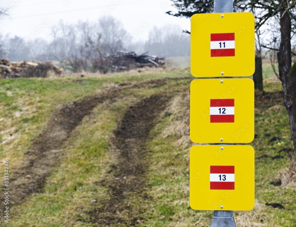 Traktorspur und Mast mit Schildern Nr. 11, 12 und 13 Traktorspur und Mast mit Schildern Nr. 11, 12 und 13