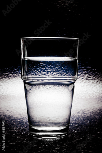 Wasserglas vor Dunklem Hintergrund