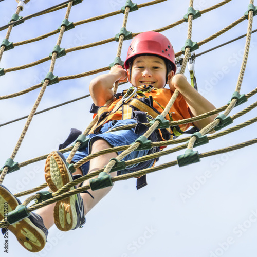 Junge im Hochseilgarten photo