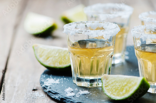Obraz na płótnie Gold tequila with lime and salt