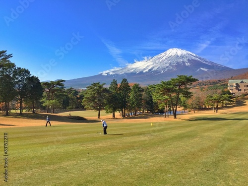 晴天の富士山の見えるゴルフ場