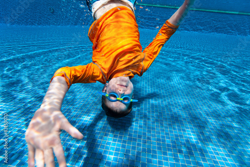 Fotografie Boy swimming underwater