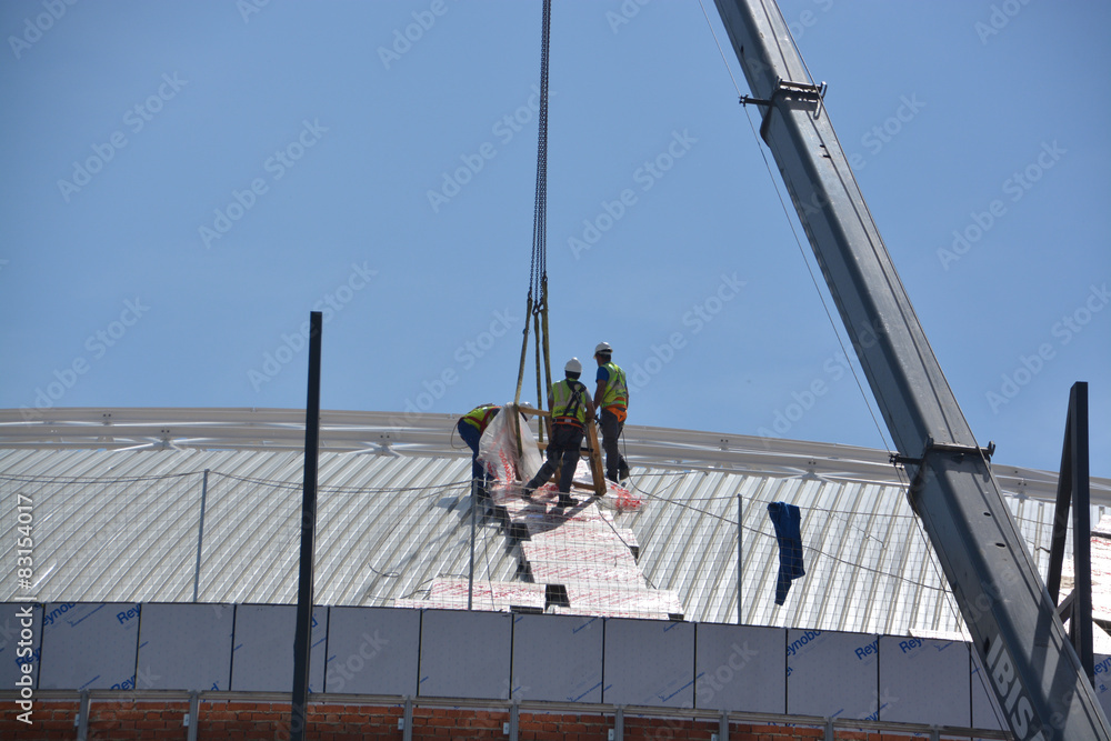 obreros trabajando en un tejado
