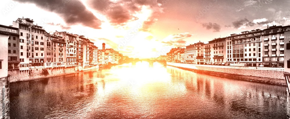 Naklejka premium Sunset view of the Florence Italy cityscape