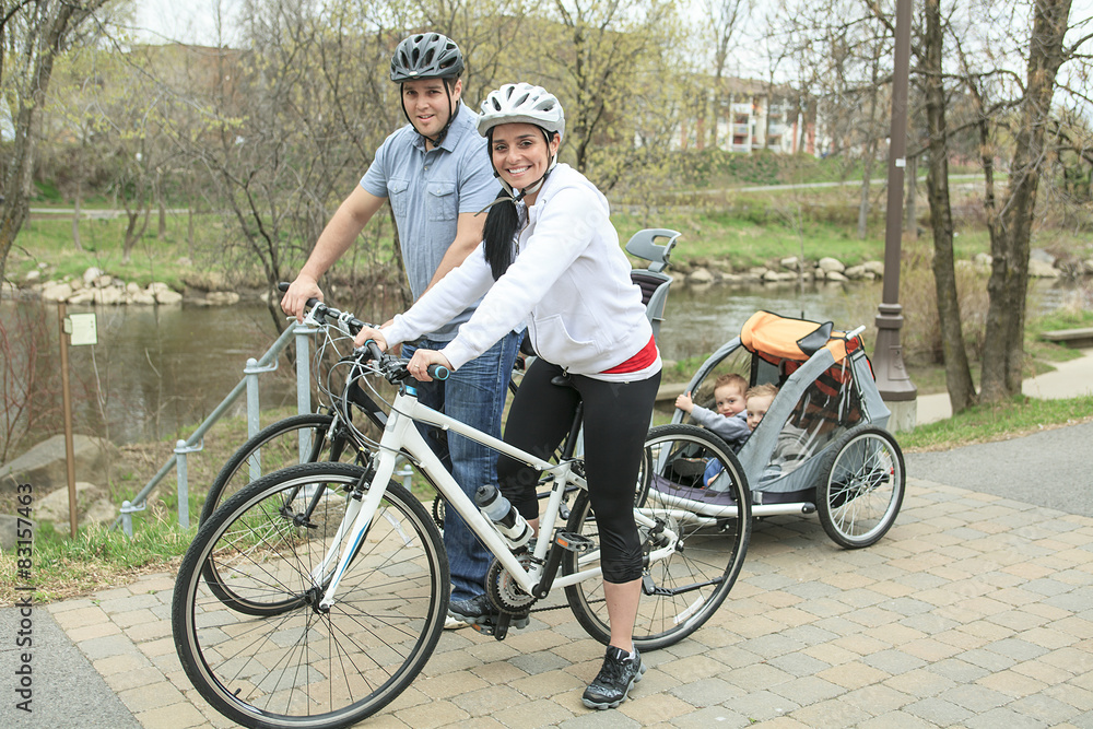 Obraz premium Family having fun on bikes
