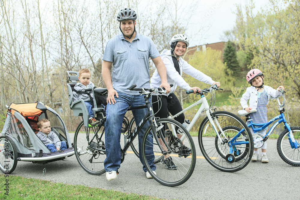 Obraz premium Family having fun on bikes