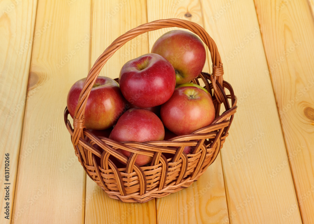Basket with the apples
