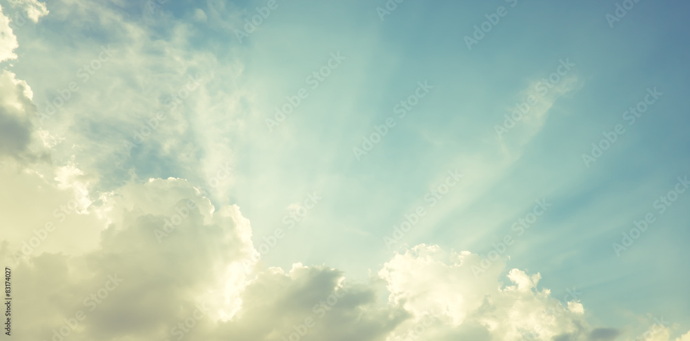 Naklejka premium vintage filtr: Ładne błękitne niebo z wiązką słońca z pochmurno, promień nadziei