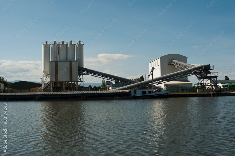 silos à grains en bord de canal