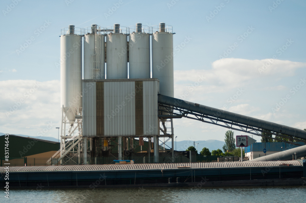 Obraz premium silos à grains en bord de canal