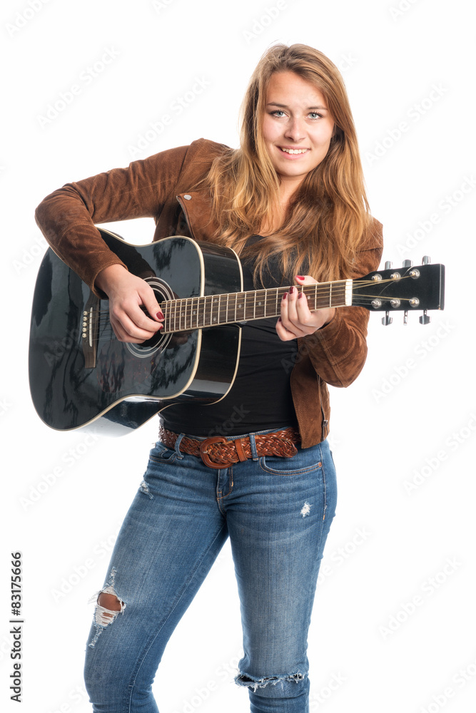 Hübsche Frau in Jeans spielt auf einer Gitarre Hübsche Frau in Jeans spielt auf einer Gitarre