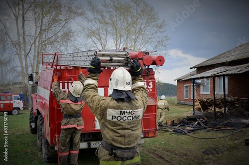 Пожарные собираются после пожара photo