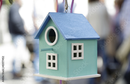 Photographie Blue bird house hanging on a tree