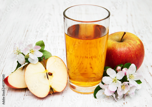 glass of apple juice