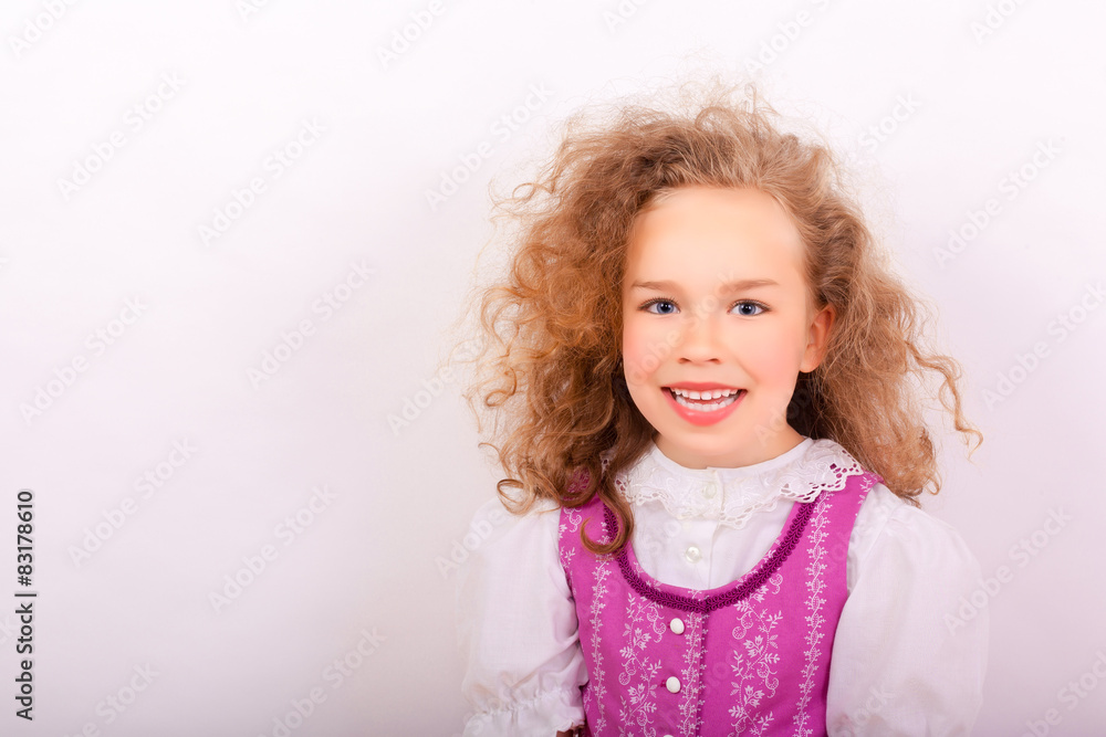 Portrait eines Mädchens in traditioneller bayerischer Kleidung Portrait eines Mädchens in traditioneller bayerischer Kleidung