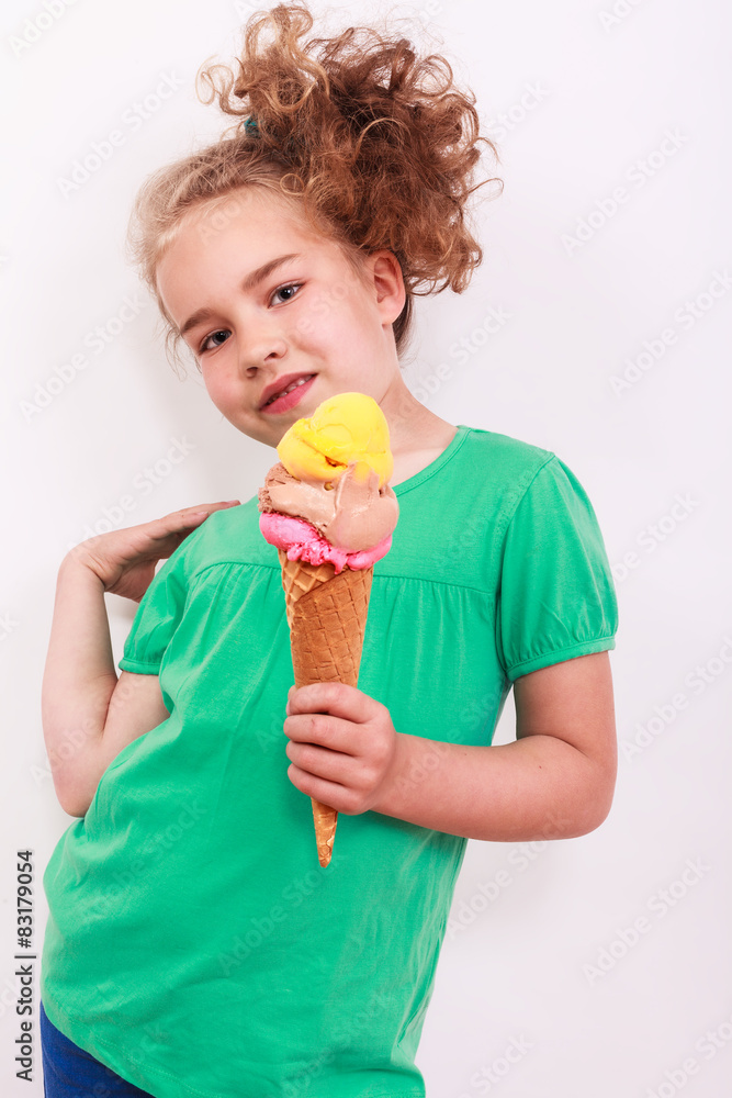 Junges blondes lockiges Mädchen mit Eistüte in der Hand Junges blondes lockiges Mädchen mit Eistüte in der Hand