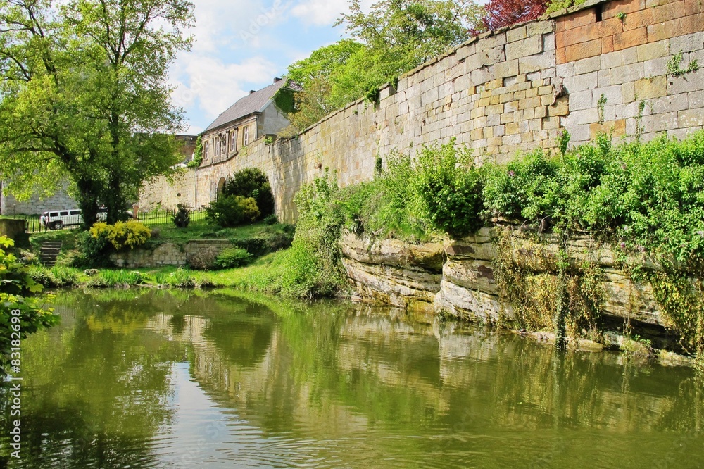 Fototapeta premium Burg Bentheim, Burgmauer und Graben