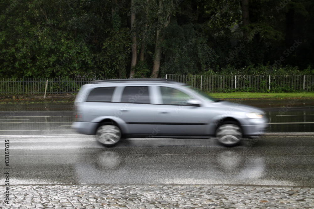 Fahrendes Auto im Regen