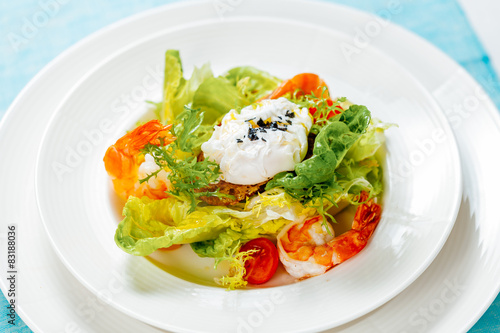 Salad with shrimp and poached egg