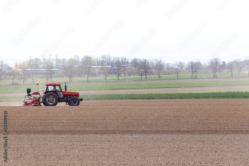 Obraz premium Tractor harrowing the field