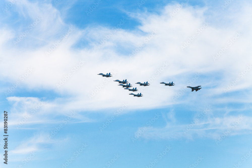 Obraz premium flight military fighter aircrafts in white clouds