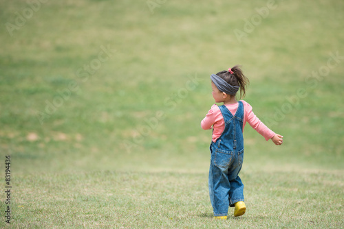 草原を歩く少女
