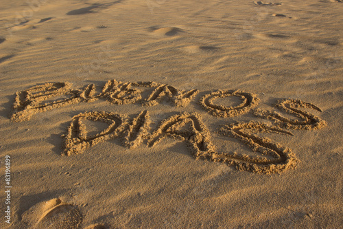 Buenos Dias Schriftzug im Sand